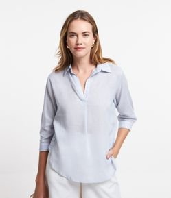 Blusa em Tricoline com Decote V e Botões nas Laterais