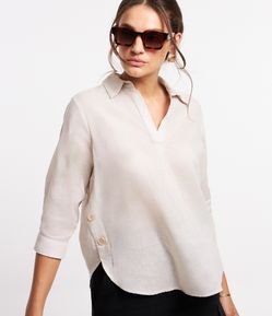 Blusa em Tricoline com Decote V e Botões nas Laterais