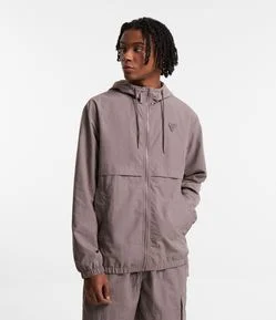 Jaqueta Corta Vento com Capuz e Patch