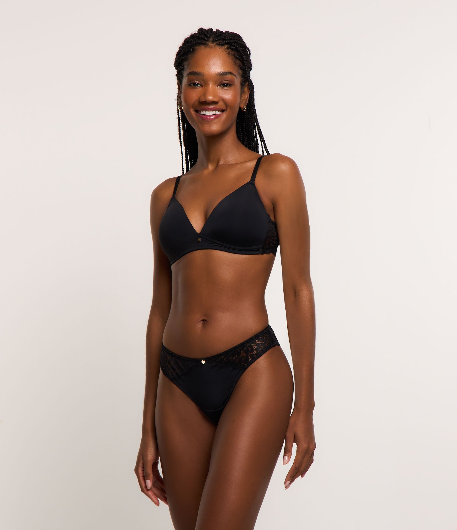 Sutiã Bojo Triangular em Poliamida com Detalhe Rendado Preto 2