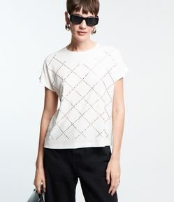 Blusa em Viscose com Aplicação de Pedrarias em Losangos