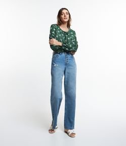 Blusa em Viscose com Amarração na Gola e Estampa Coqueiros