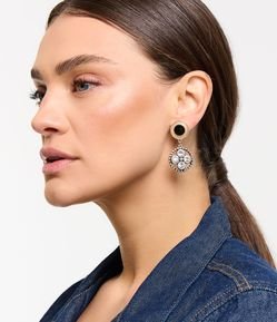 Brinco Médio com Base Redonda e Pingente com Strass