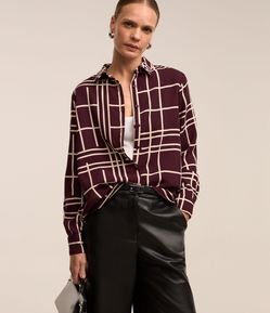 Camisa em Crepe com Estampa Grid