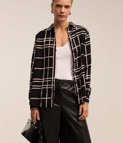 Camisa em Crepe com Estampa Grid