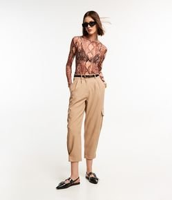 Calça Cenoura em Crepe com Bolsos Utilitários