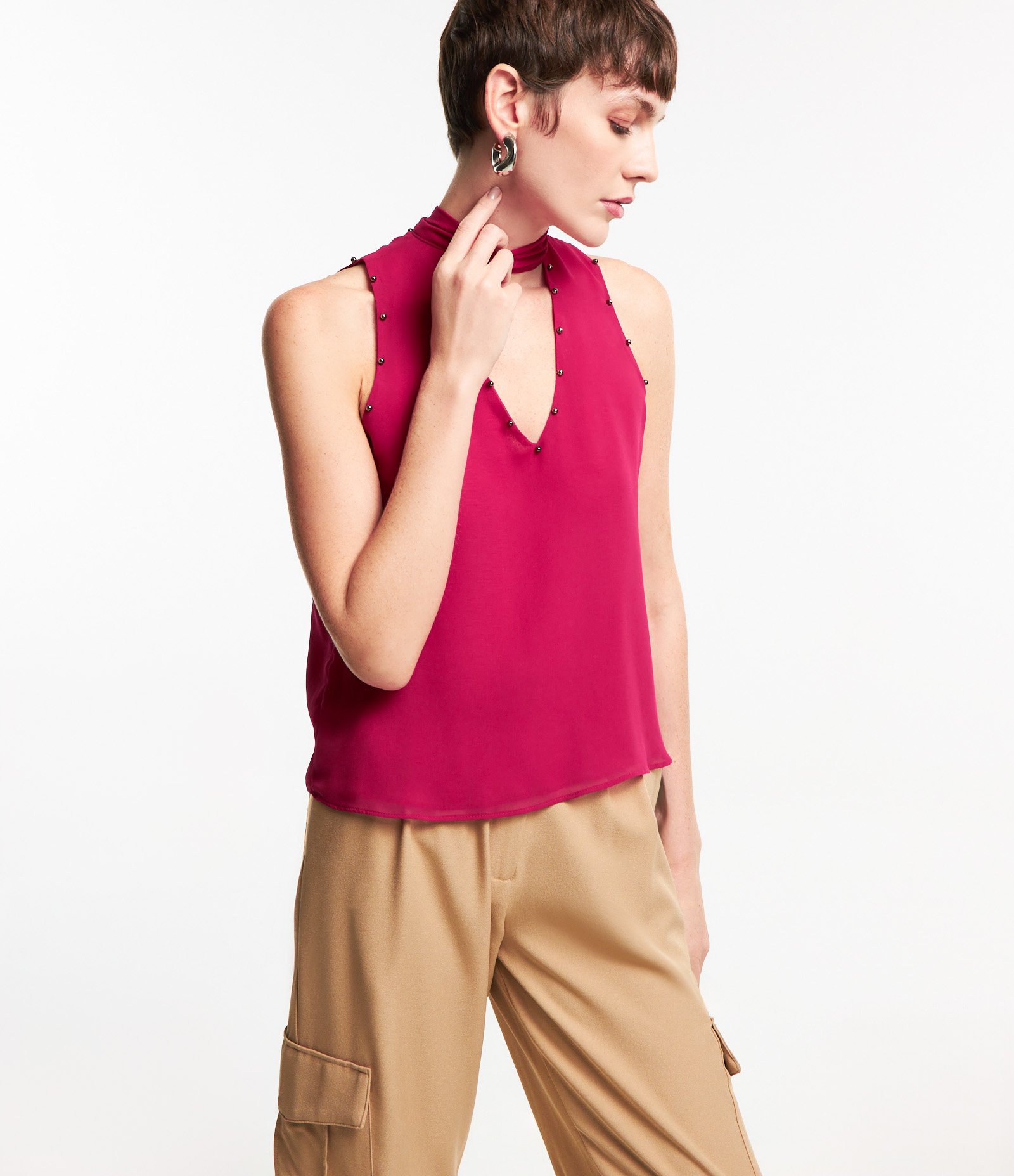 Blusa em Chiffon com Tachinha e Amarração na Gola Vermelho 1