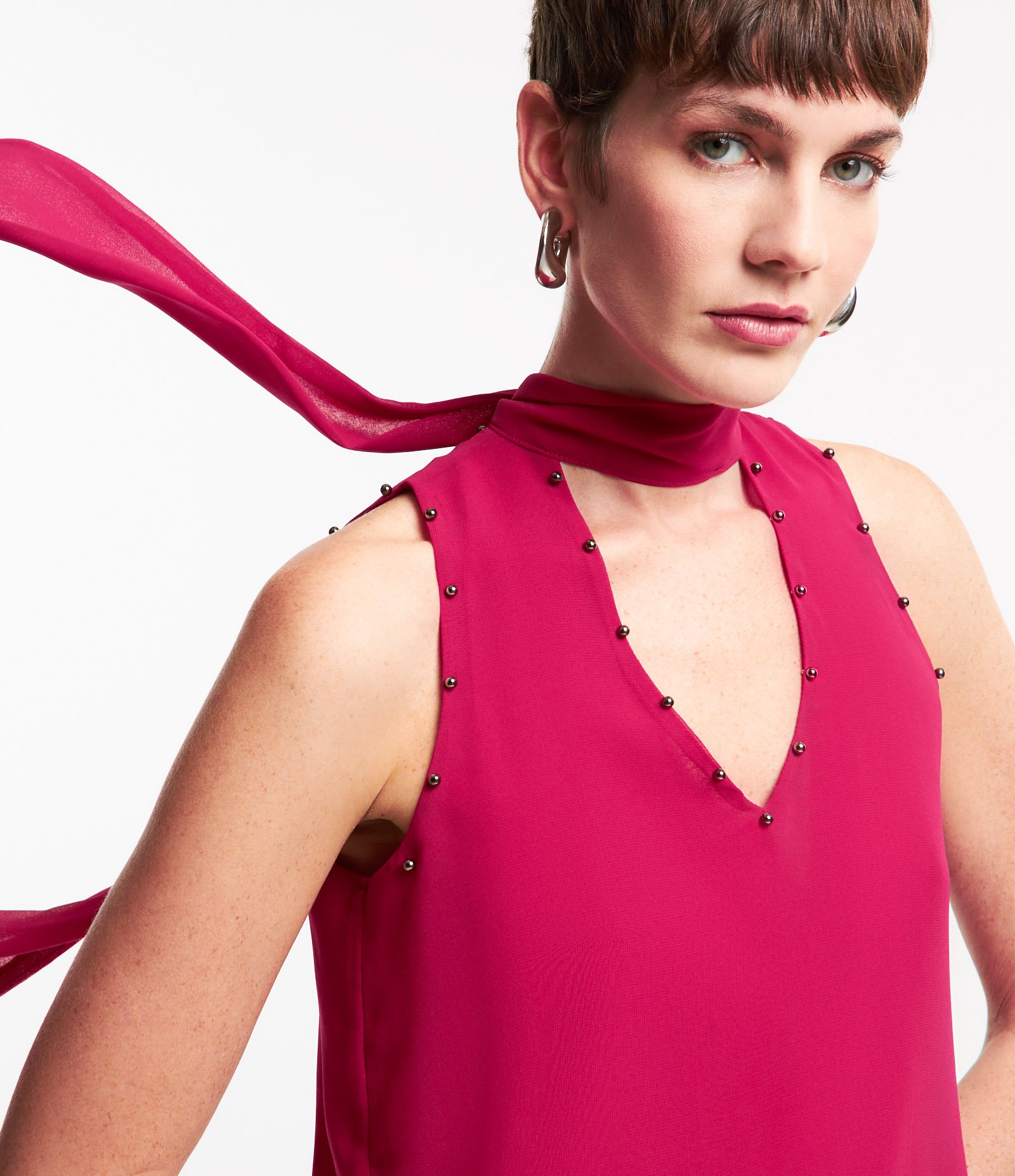 Blusa em Chiffon com Tachinha e Amarração na Gola Vermelho 4