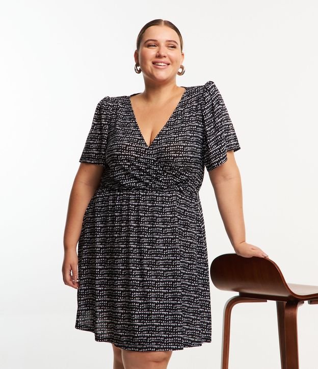 Vestido Curto com Triângulos Estampados Curve & Plus Size Preto 1