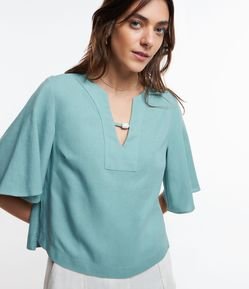 Blusa em Viscolinho com Decote V e Detalhe Bolinha