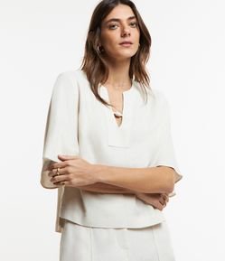 Blusa em Viscolinho com Decote V e Detalhe Bolinha