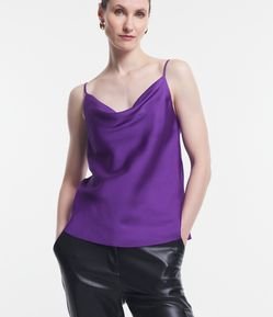 Blusa em Tecido Acetinado com Decote Degagê e Alça Regulável