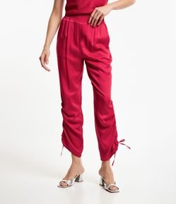 Calça Cargo em Tecido Acetinado com Franzido no Cós e Bolsos Falsos