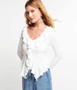 Blusa com Babado Jabô na Gola e Superfície Texturizada