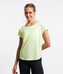 Camiseta Esportiva com Barra Arredondada