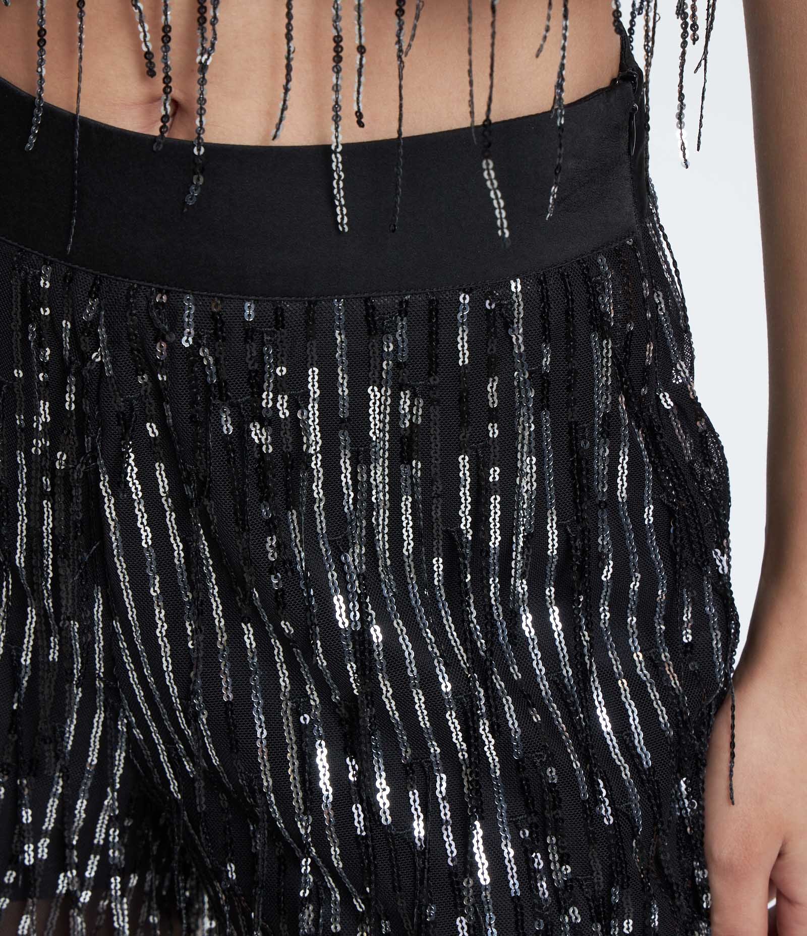 Short Curto com Franjas em Paetê Metalizado e Elástico na Cintura Preto 4