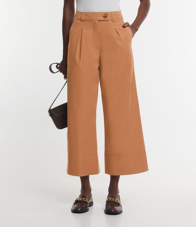 Calça Wide Leg Alfaiatada com Botão Matizado e Pregas