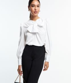 Blusa em Viscose com Laço na Gola e Manga Bufante