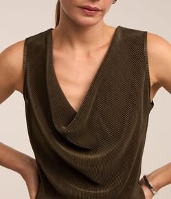 Blusa sem Manga em Plissage com Decote Degagê e Texturas