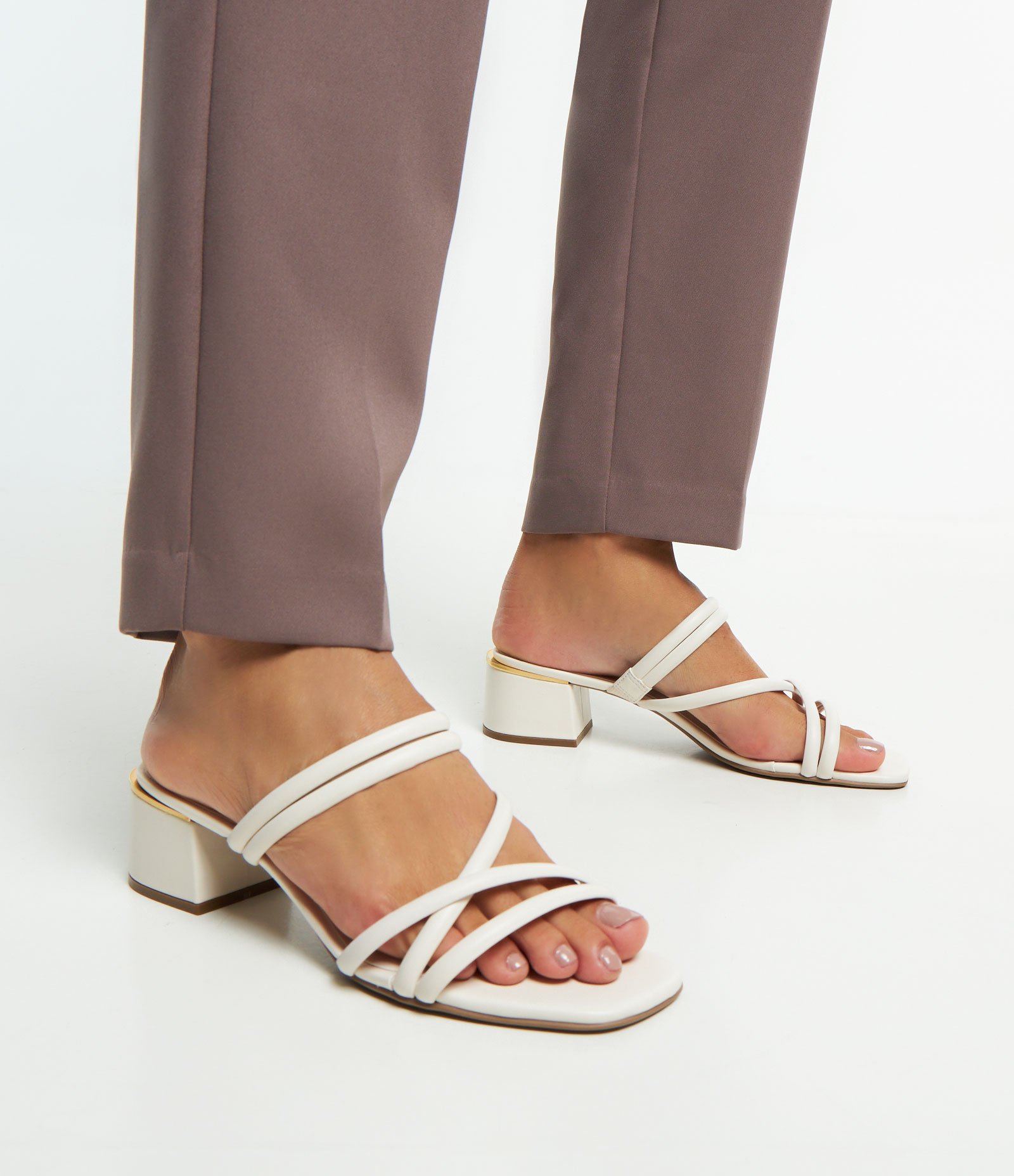 Sandália Salto Bloco com Multitiras e Detalhe Cromado Off White 2