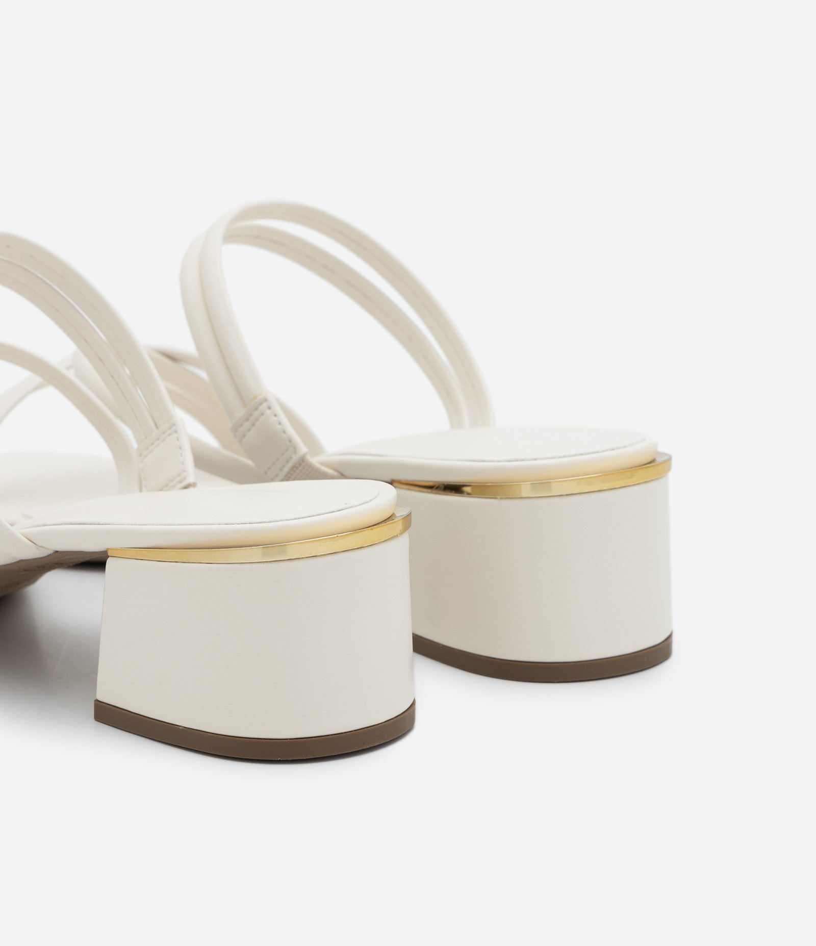 Sandália Salto Bloco com Multitiras e Detalhe Cromado Off White 3