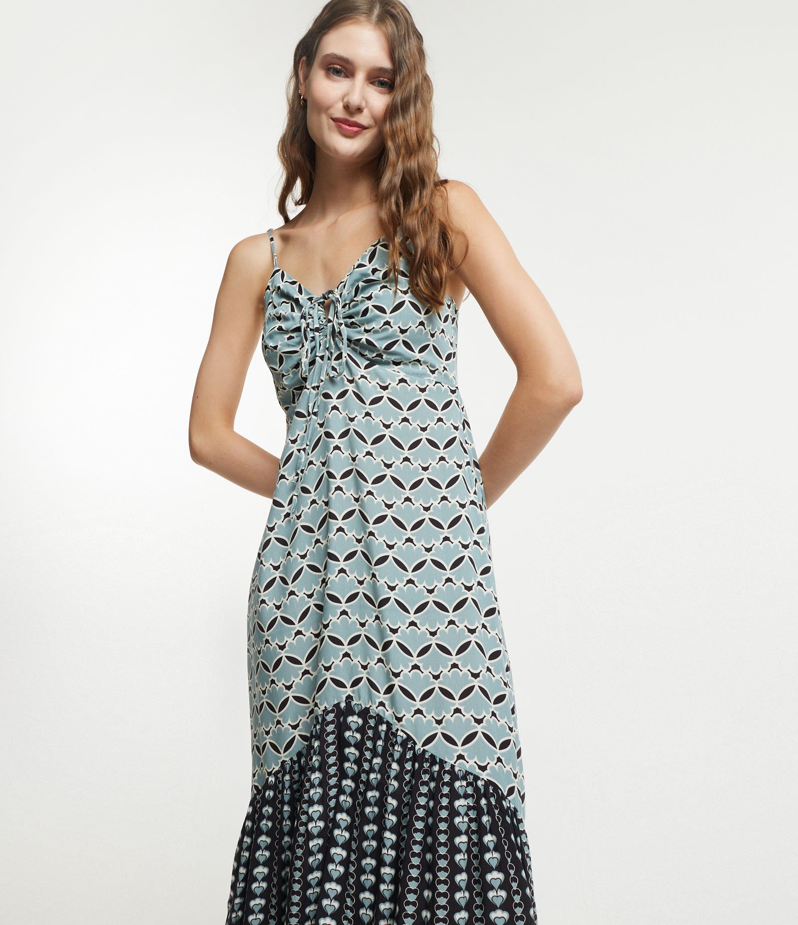Vestido Longo em Viscose com Amarração no Busto e Estampa Geométrica Azul 2