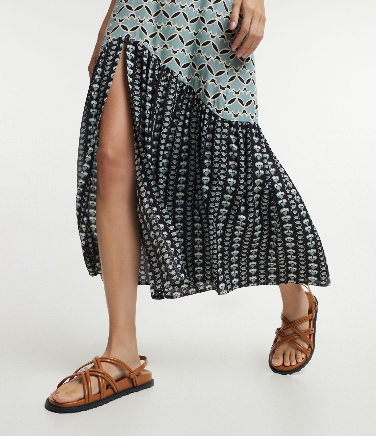 Vestido Longo em Viscose com Amarração no Busto e Estampa Geométrica Azul 5