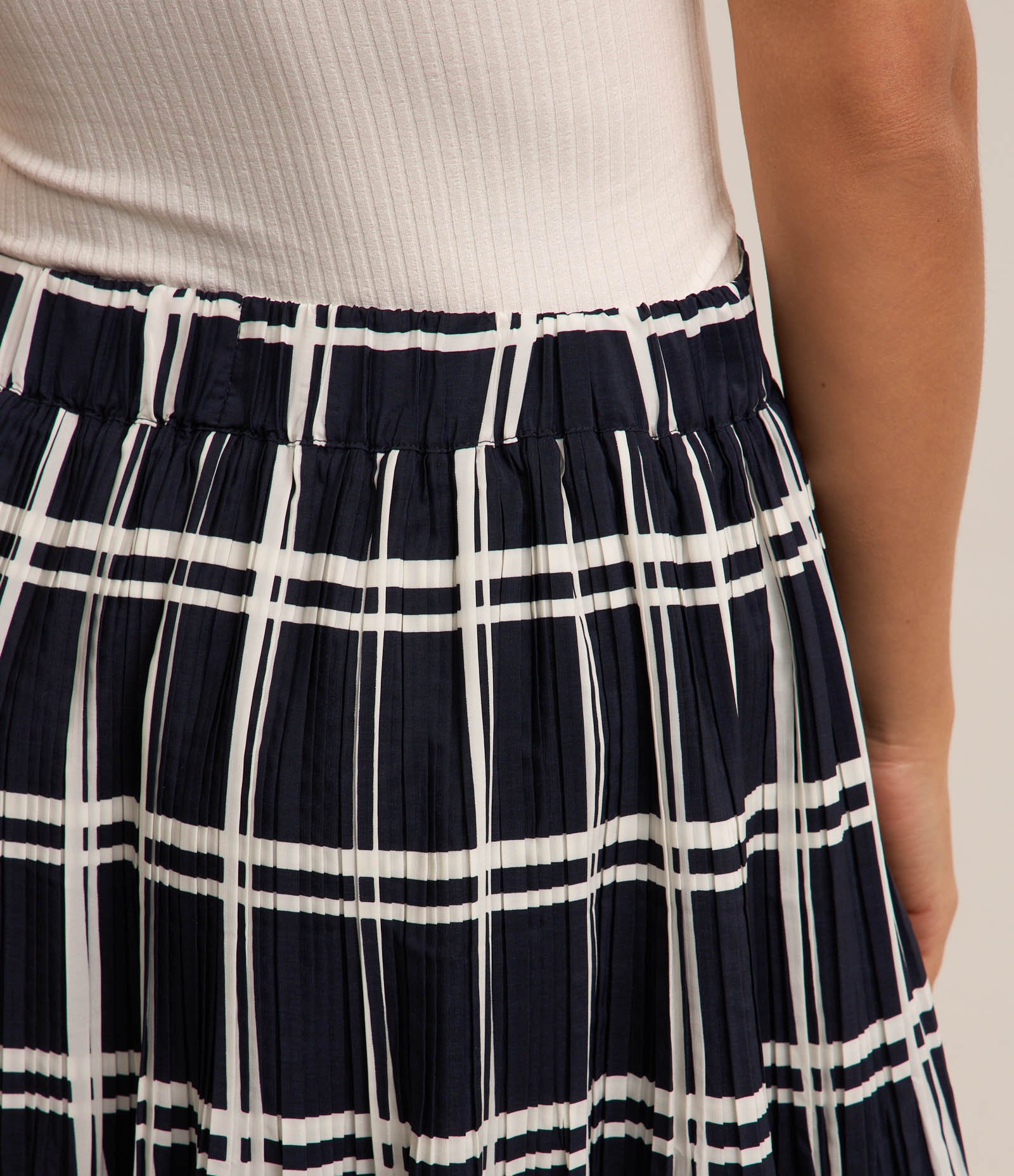 Saia em Crepe com Textura Plissada e Estampa Xadrez Azul Marinho/ Branco 3