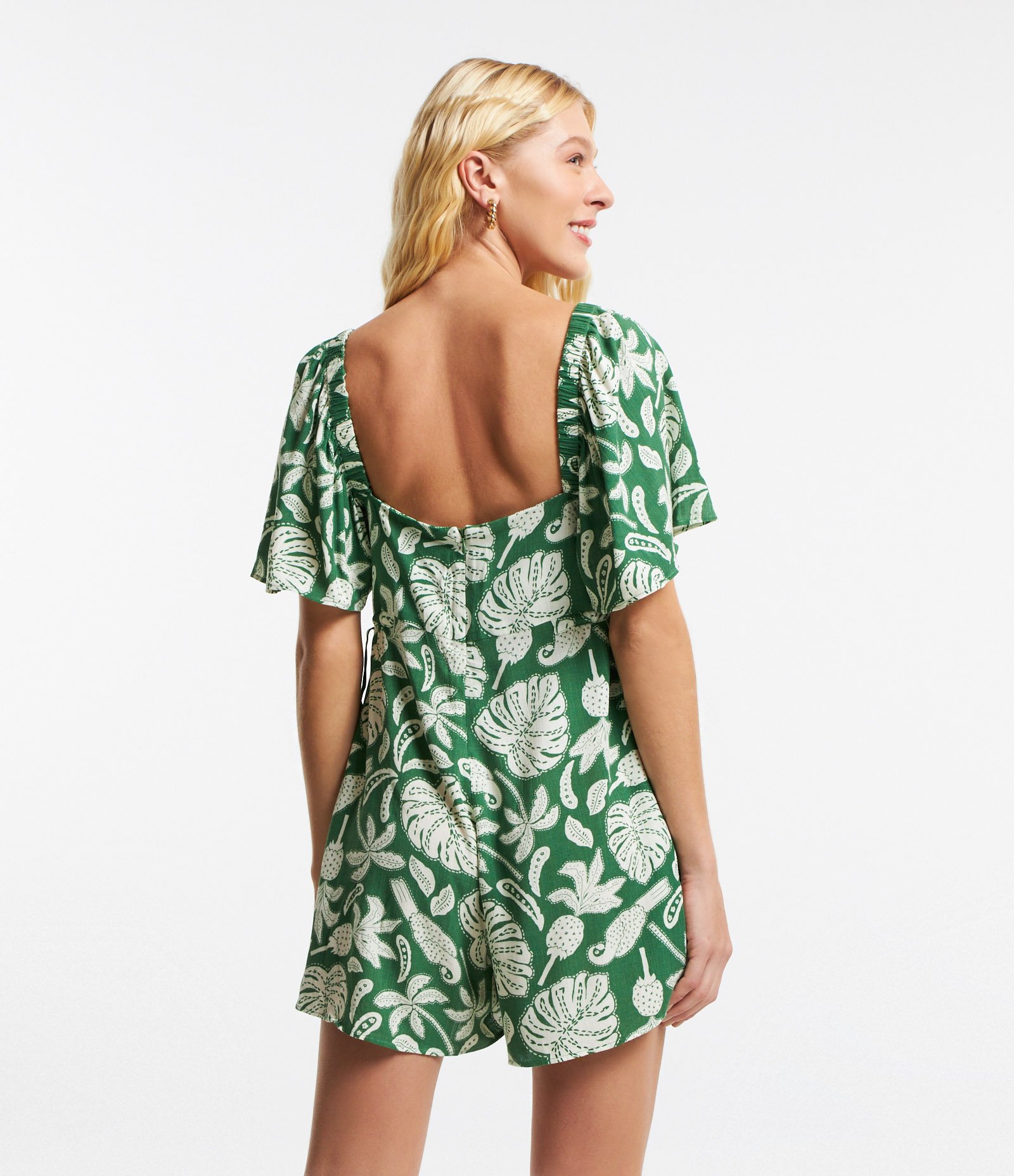 Macacão Curto em Viscose com Amarração Lateral e Estampa Folhagens Verde 3