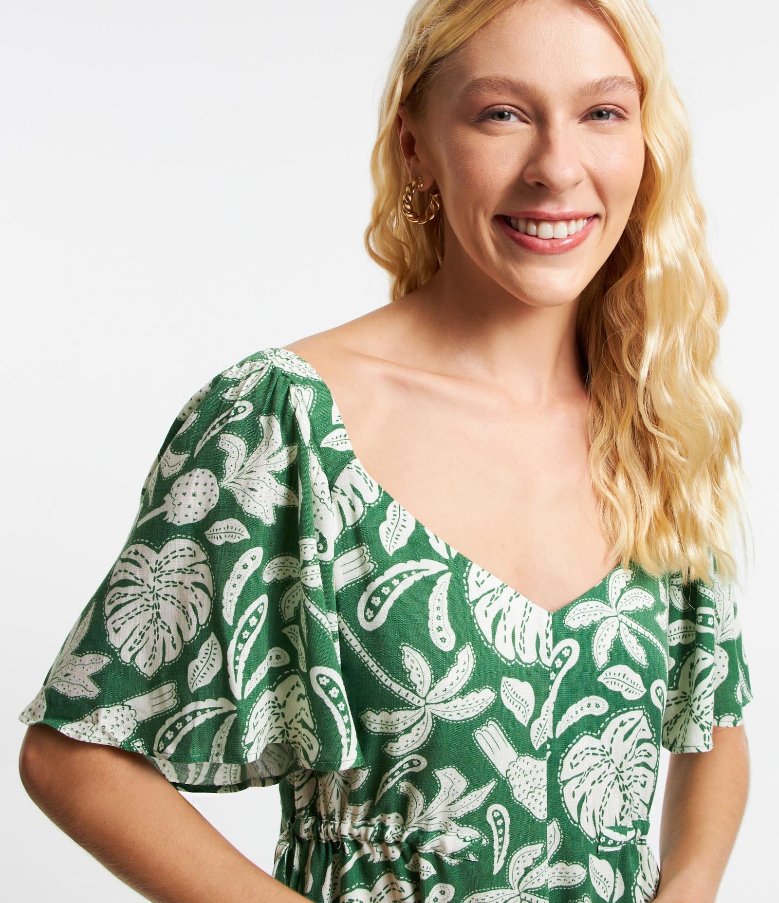 Macacão Curto em Viscose com Amarração Lateral e Estampa Folhagens Verde 4