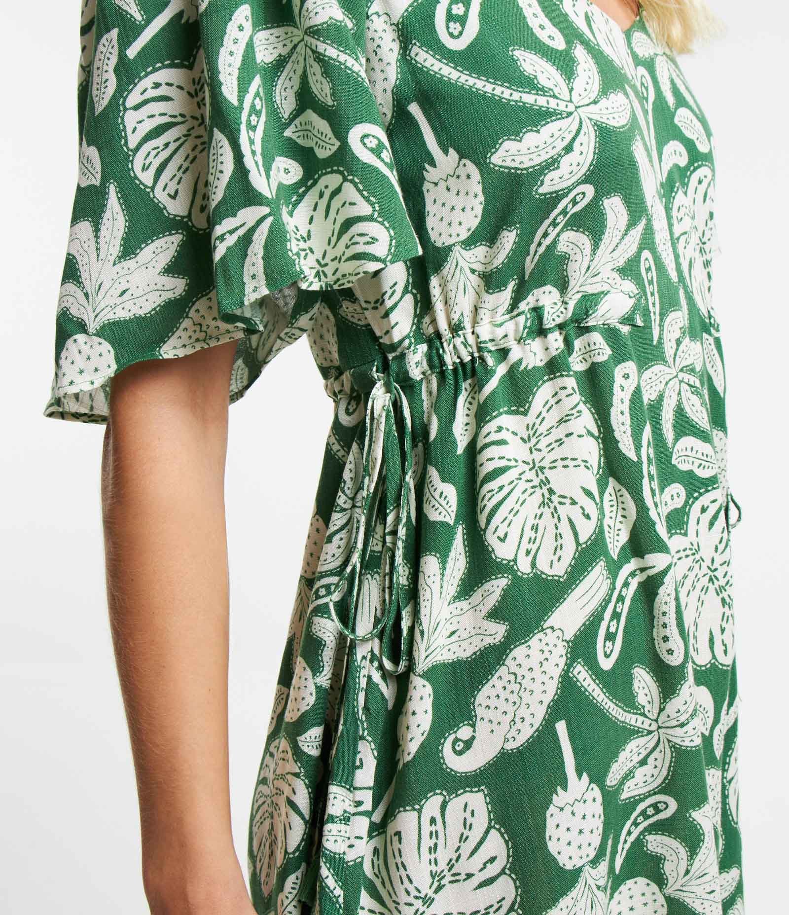 Macacão Curto em Viscose com Amarração Lateral e Estampa Folhagens Verde 5