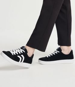 Tênis Texturizados com Recortes Contrastantes Via Marte