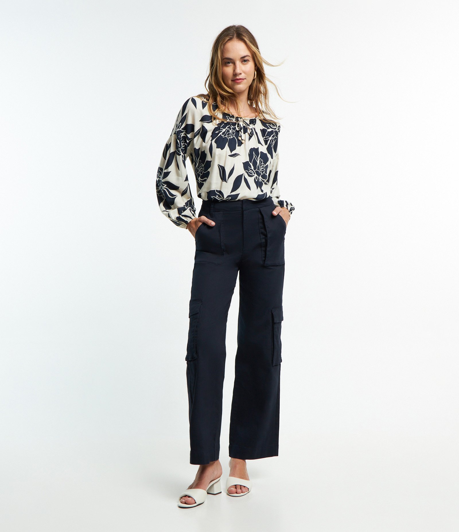 Blusa Bata em Viscose com Amarração e Estampa de Folhagem Bege 2