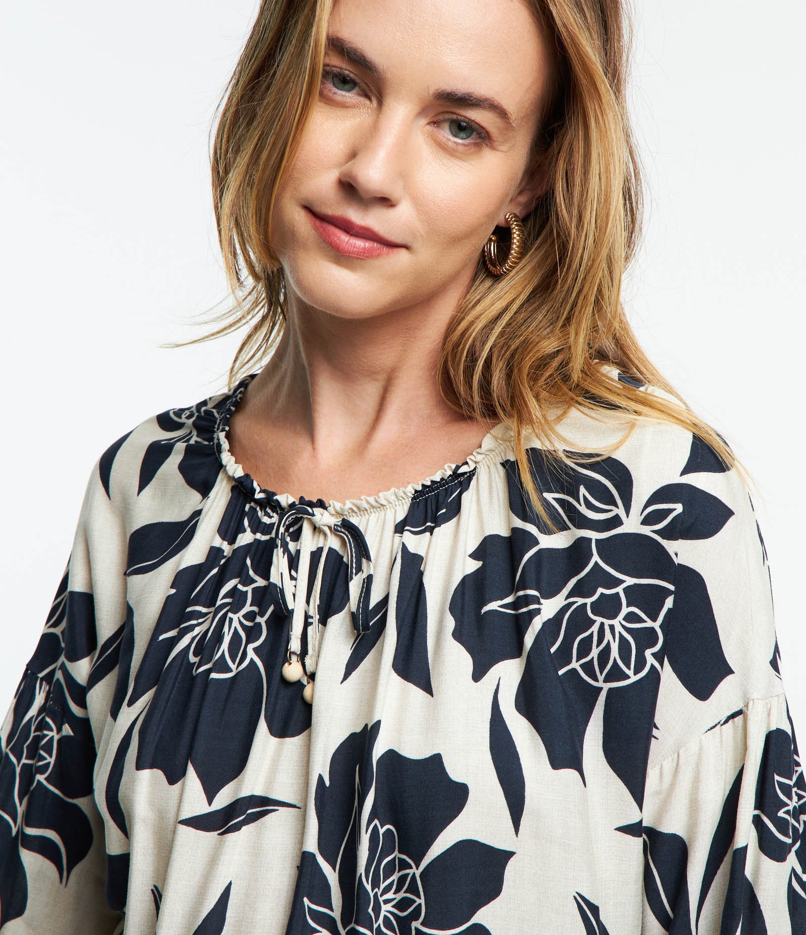Blusa Bata em Viscose com Amarração e Estampa de Folhagem Bege 3
