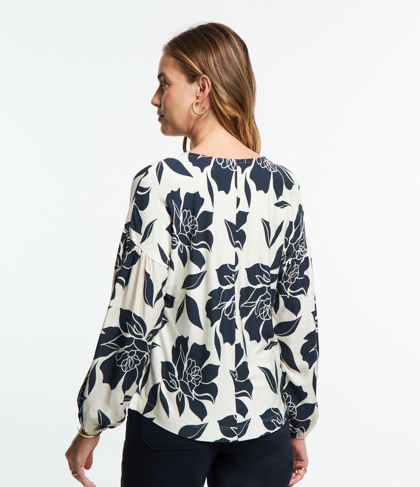 Blusa Bata em Viscose com Amarração e Estampa de Folhagem Bege 4