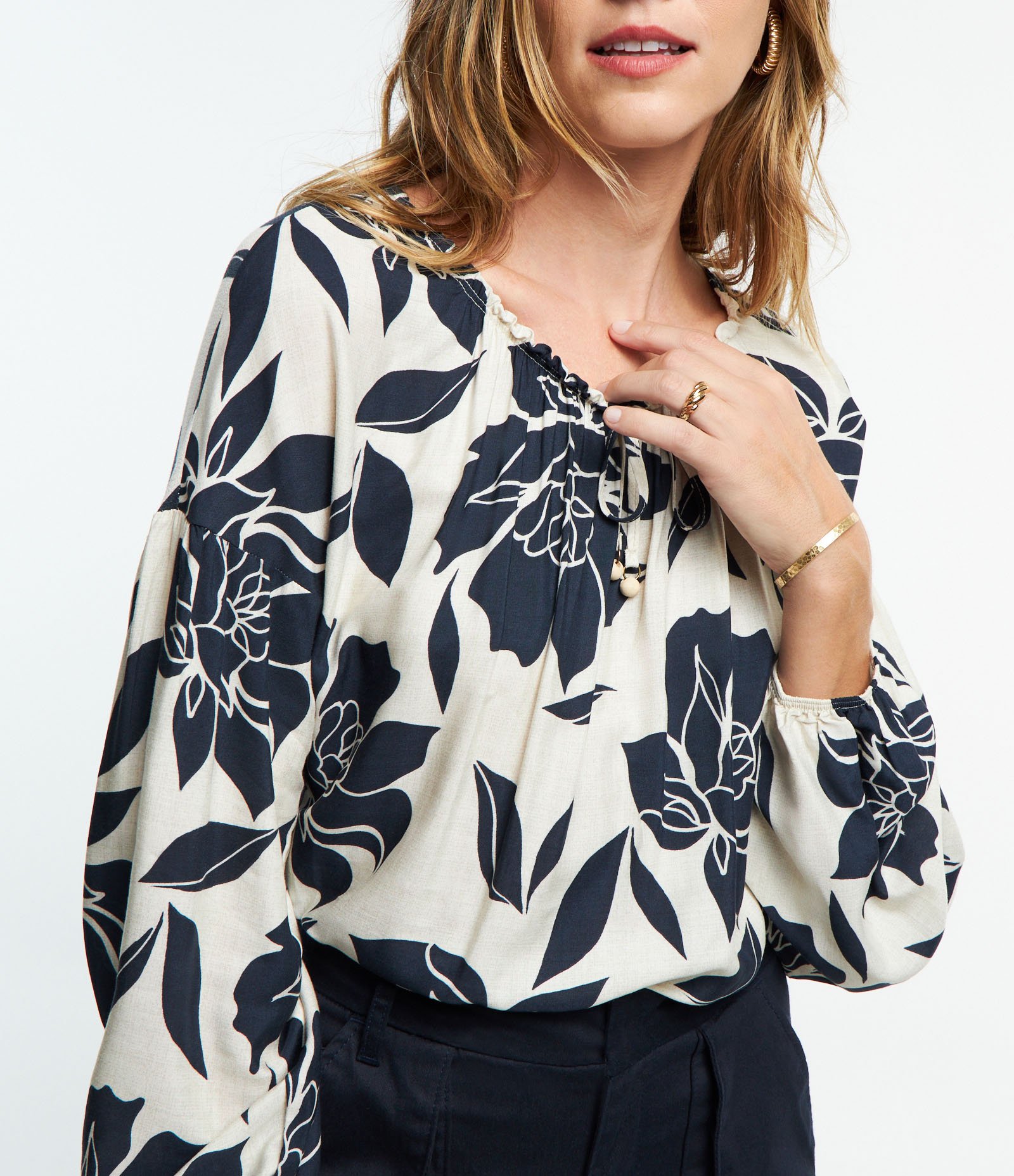 Blusa Bata em Viscose com Amarração e Estampa de Folhagem Bege 5