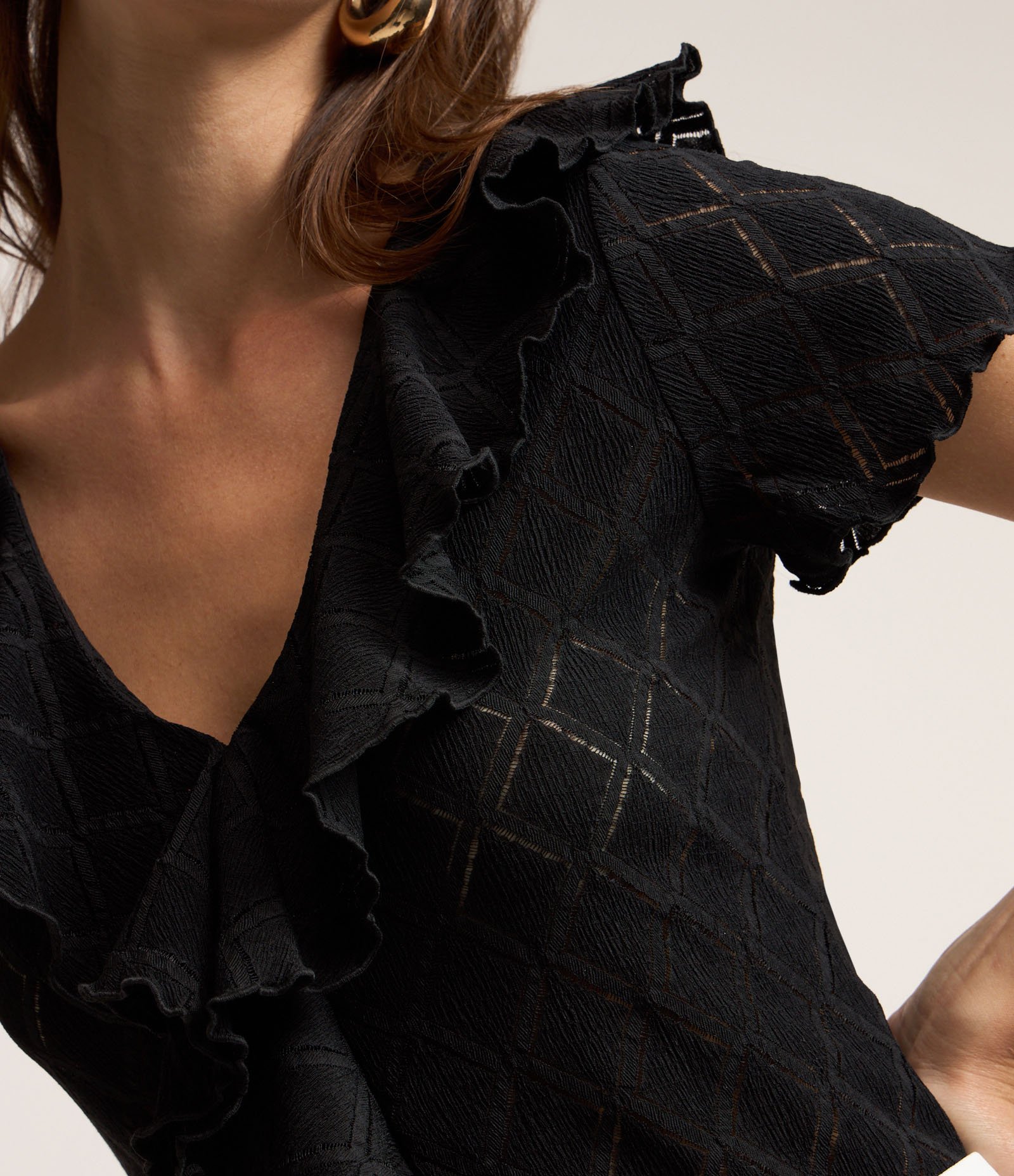 Blusa com Babado Jabô no Decote e Padronagem Geométrica Texturizada Preto 4