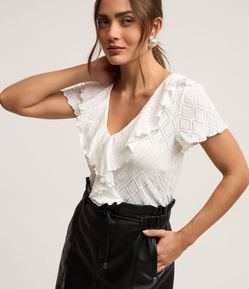 Blusa com Babado Jabô no Decote e Padronagem Geométrica Texturizada