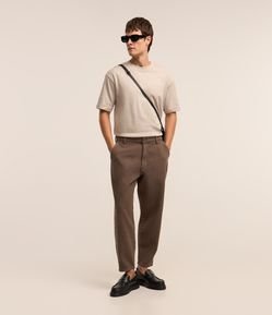 Calça em Sarja Texturizada e Estonada com Bolsos