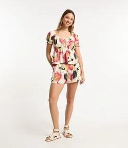 Short em Linho com Pregas e Araras Estampadas