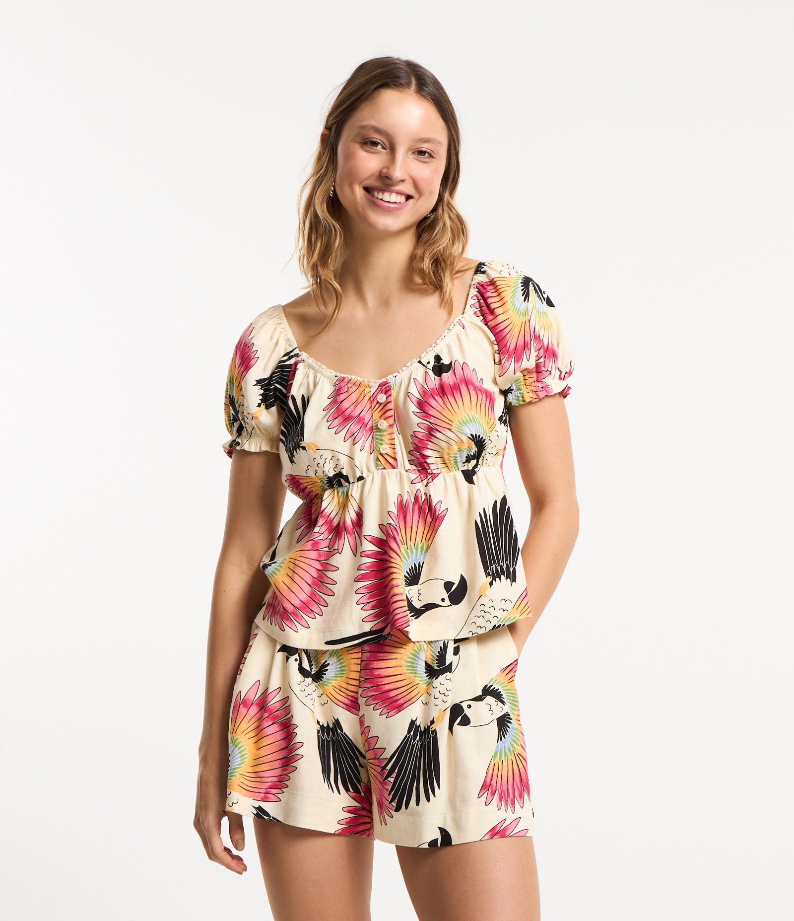 Blusa Ombro a Ombro em Viscolinho com Araras Estampadas Bege 1