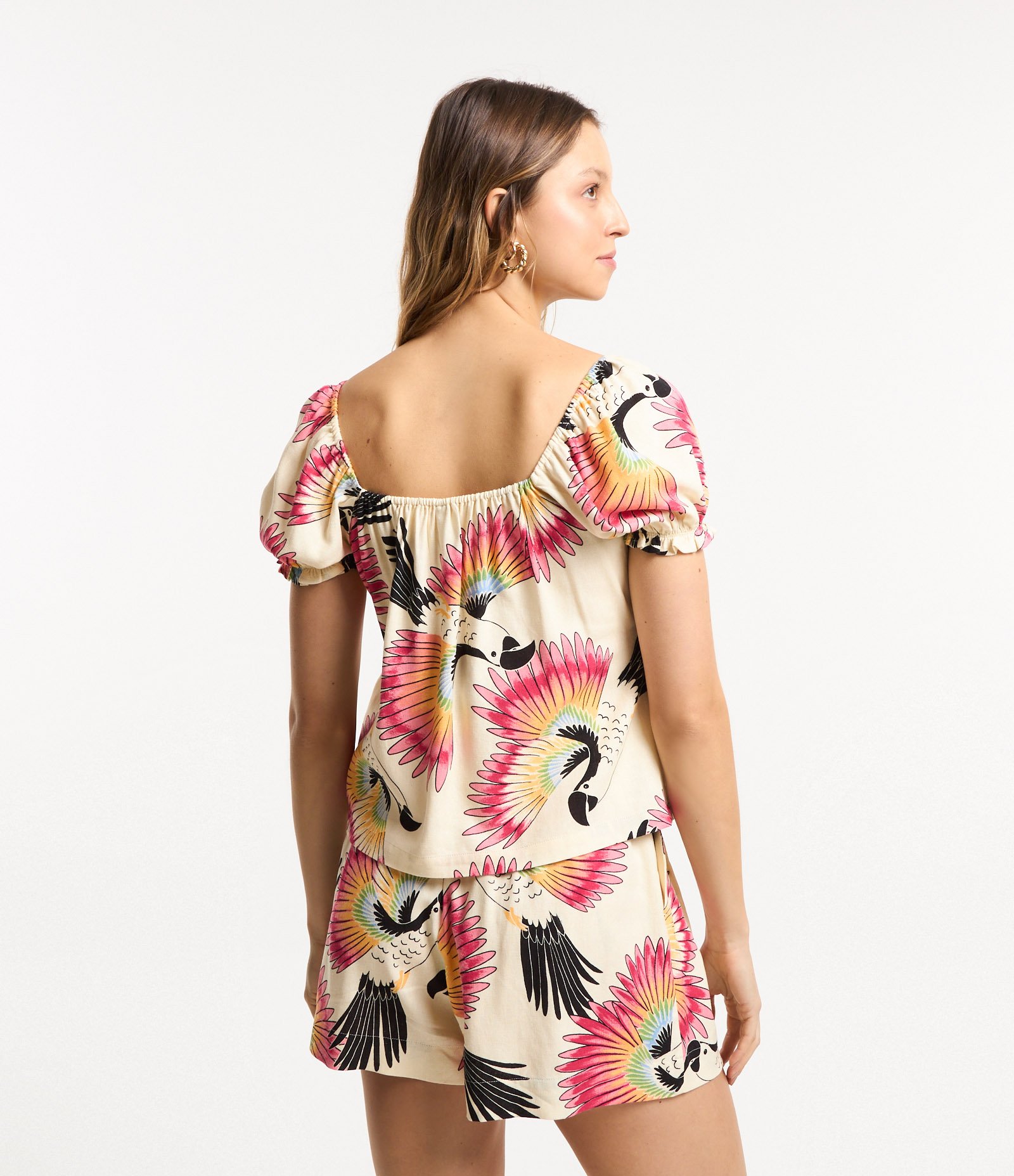 Blusa Ombro a Ombro em Viscolinho com Araras Estampadas Bege 3