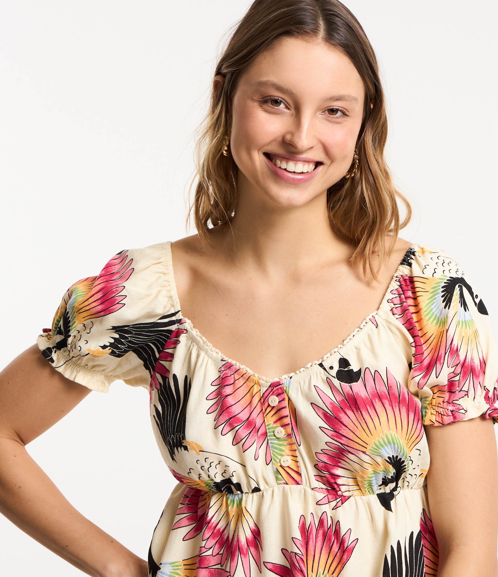 Blusa Ombro a Ombro em Viscolinho com Araras Estampadas Bege 4