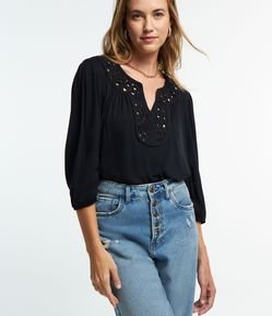 Blusa em Viscose com Decote Bordado e Manga Bufante