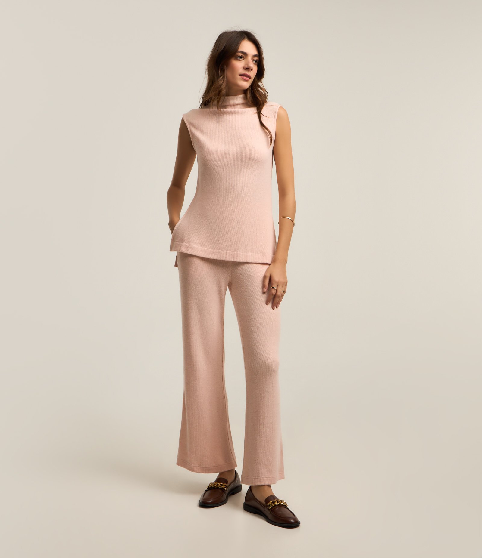 Calça Reta em Ribana com Cós Elástico e Texturas Rosa Claro 4