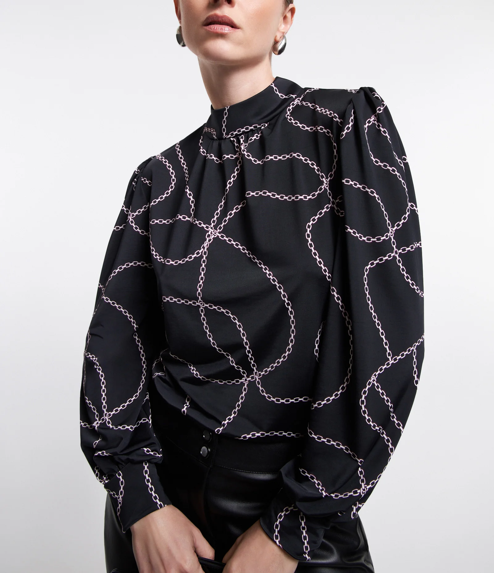 Blusa em Jersey com Manga Bufante e Estampa Correntes Preto 1