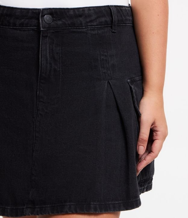 Short Saia em Jeans com Pregas e Bolsos Cargos Curve & Plus Size Preto 4
