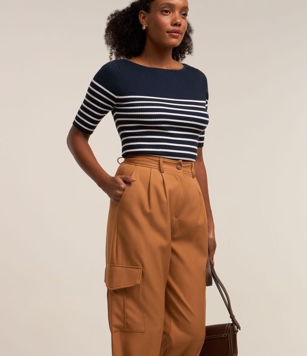 Calça Cargo em Crepe com Bolsos Laterais e Pregas no Cós