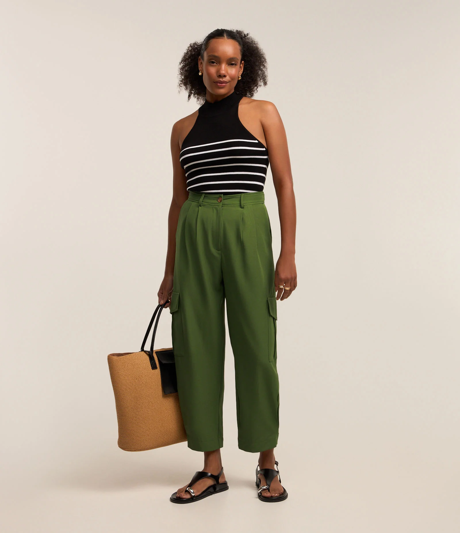 Calça Cargo em Crepe com Bolsos Laterais e Pregas no Cós Verde 1