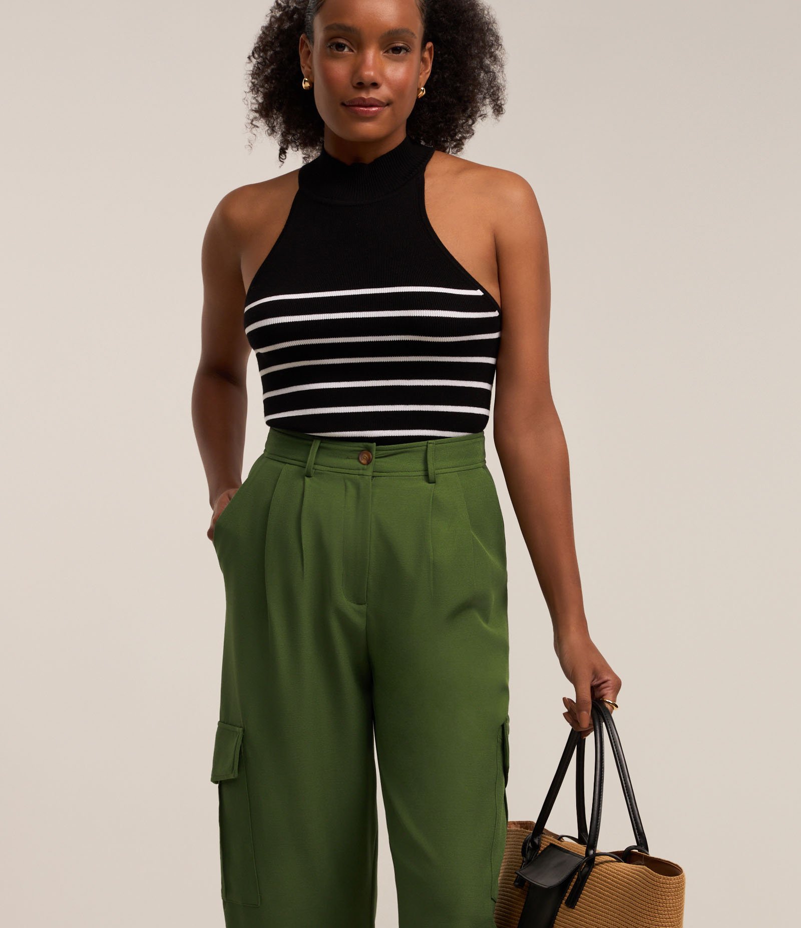 Calça Cargo em Crepe com Bolsos Laterais e Pregas no Cós Verde 2